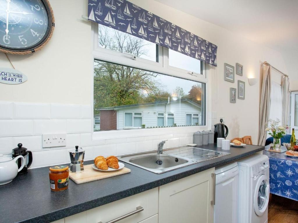 Sunnydaze-Detached Chalet With 2 Bedrooms And 2 Bathrooms And Private Parking Outside Door Dartmouth Exterior foto